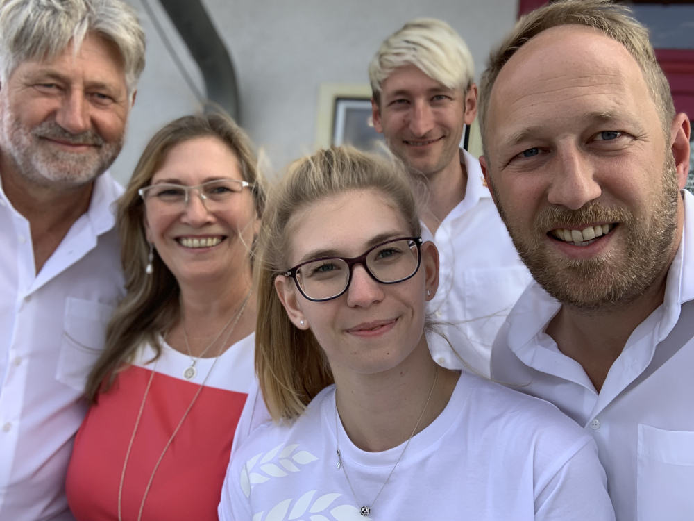 Selfie mit Familie: Matthias Bergmann (rechts) mit seinen Geschwistern und Eltern.