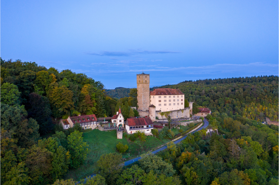 Kein einfaches Erbe: Die Burg Guttenberg ist über die Jahrhunderte zu einem komplexen Gebilde verschiedener Gebäude und Betriebe angewachsen.