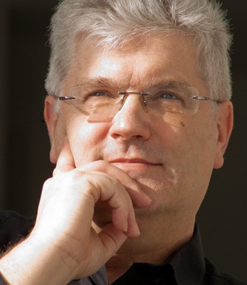 Prof. Dr. Christian Scholz ist Professor an der Universität des Saarlandes. Er schrieb das Buch „Generation Z. Wie sie tickt, was sie verändert und warum sie uns alle ansteckt“, erschienen im Wiley-VCH Verlag. Prof. Dr. Christian Scholz ist Professor an der Universität des Saarlandes. Er schrieb das Buch „Generation Z. Wie sie tickt, was sie verändert und warum sie uns alle ansteckt“, erschienen im Wiley-VCH Verlag.