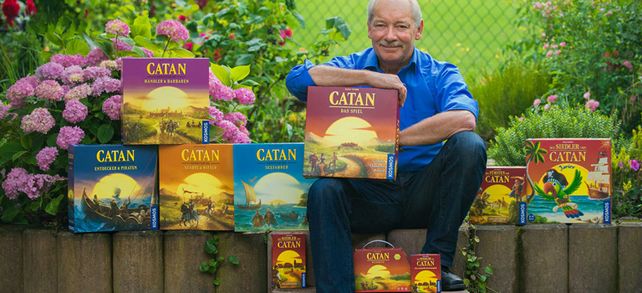 Entdecker Klaus Teuber mit seiner Arbeit: Seit den frühen achtziger Jahren entwickelt er eigene Spiele, seit 1999 auch hauptberuflich.