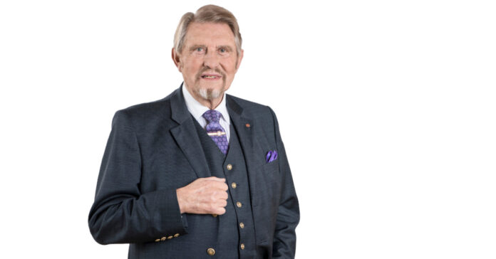 Paul Gauselmann (86) ist in Münster aufgewachsen, kam aber mit Anfang 20 in die Region Minden-Lübecke, wo er sich wenig später selbstständig machte, erst mit Musik-, später mit Spielautomaten. Heute beschäftigt die Gauselmann-Gruppe knapp 14.000 Mitarbeiter und macht mehr als 2,5 Milliarden Euro Umsatz. Paul Gauselmann ist bis heute Vorstandssprecher.