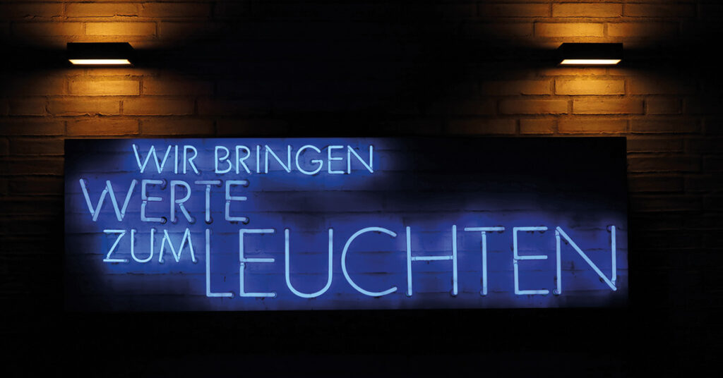 Der große Claim des Family Offices hängt in Neon-Buchstaben an der Hauswand.