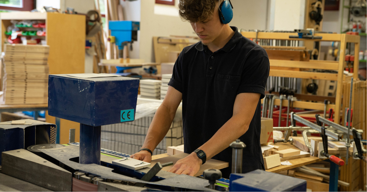 Strafvollzug in der Holzwerkstatt: ein Bewohner des Seehauses in Leonberg bei der Arbeit.