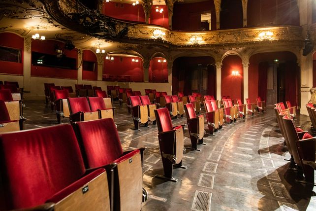 Neues Theatererlebnis: Oliver Reese und sein Team haben den Zuschauerraum des Berliner Ensembles auf die Corona-bedingten Abstandsregeln angepasst. Hinzu kommt spezielle Technik zur Raumdesinfektion mit Aerosolvernebelung. Neues Theatererlebnis: Oliver Reese und sein Team haben den Zuschauerraum des Berliner Ensembles auf die Corona-bedingten Abstandsregeln angepasst. Hinzu kommt spezielle Technik zur Raumdesinfektion mit Aerosolvernebelung.