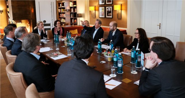 „wir“-Mitherausgeber zu Gast in der Villa Rothschild Kempinski in Königstein bei Frankfurt am Main. „wir“-Mitherausgeber zu Gast in der Villa Rothschild Kempinski in Königstein bei Frankfurt am Main.
