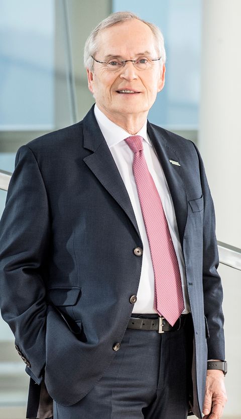 Heinz-Walter Große begann seine Laufbahn bei B. Braun im Jahr 1978 in der Finanzabteilung und ist dem Unternehmen seitdem treu geblieben. Heinz-Walter Große begann seine Laufbahn bei B. Braun im Jahr 1978 in der Finanzabteilung und ist dem Unternehmen seitdem treu geblieben.