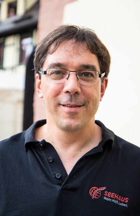 Tobias Merckle ist Sohn des Unternehmers Adolf Merckle. Er ist Verfasser diverser Werke für Kriminalprävention und Corporate Social Responsibility. Tobias Merckle ist Sohn des Unternehmers Adolf Merckle. Er ist Verfasser diverser Werke für Kriminalprävention und Corporate Social Responsibility.