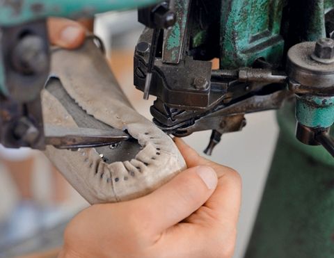 Haut an Haut: Ein Mokassin entsteht bei Unützer in 90 Arbeitsschritten. Das Leder für jedes Paar wird von Hand nach einer Pappvorlage zugeschnitten, über den Leisten gezogen, genagelt und genäht. Haut an Haut: Ein Mokassin entsteht bei Unützer in 90 Arbeitsschritten. Das Leder für jedes Paar wird von Hand nach einer Pappvorlage zugeschnitten, über den Leisten gezogen, genagelt und genäht.