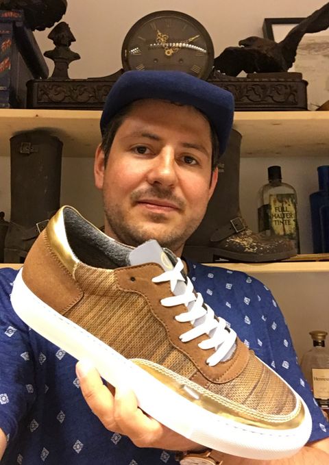Sebastian Thies, Fellow des Kompetenzzentrums Kultur- und Kreativwirtschaft des Bundes, produziert unter der Marke "nat-2" Sneaker. Sebastian Thies, Fellow des Kompetenzzentrums Kultur- und Kreativwirtschaft des Bundes, produziert unter der Marke "nat-2" Sneaker.