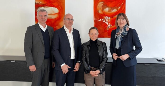 Von links nach rechts: Dr. Ralph Rheinboldt, Vorstandsmitglied Fuchs SE; Rainer Gunsch-Boss, ehem. Inhaber und Geschäftsführer; Tanja Boss, Leiterin Vertrieb; Susanne Heirich, Geschäftsführerin Fuchs Lubricants Germany Vetrieb & Marketing