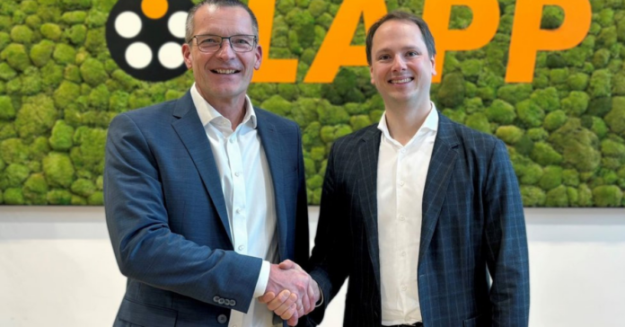Matthias Lapp (rechts) übergibt seine Rolle als CEO EMEA an Michael Seddig, um sich künftig mehr auf seine Aufgabe als Vorstandsvorsitzender der LAPP Gruppe zu fokussieren. Foto: LAPP-Gruppe