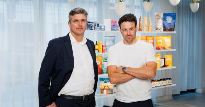 Sowohl Olaf Schwabe (links) als auch Fabian Foelsch (rechts) erhoffen sich von der Übernahme von Braineffect durch die Schwabe Group Vorteile für das jeweilige Unternehmen. / Foto: Schwabe Group