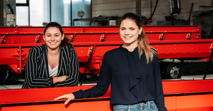 Johanna (l.) und Veronika Kamm übernehmen Verantwortung für das Familienunternehmen Huber Technik. / Foto: Huber Technik