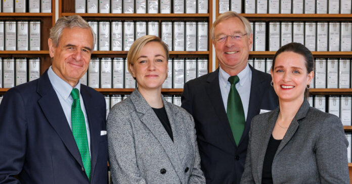 Zwei aus der alten, zwei aus der neuen Generation der Anteilseigner der Laurens Spethmann Holding: Jochen Spethmann, Anna Spethmann, Michael Spethmann, Sara Spethmann (v.l.n.r.). / Foto: LSH