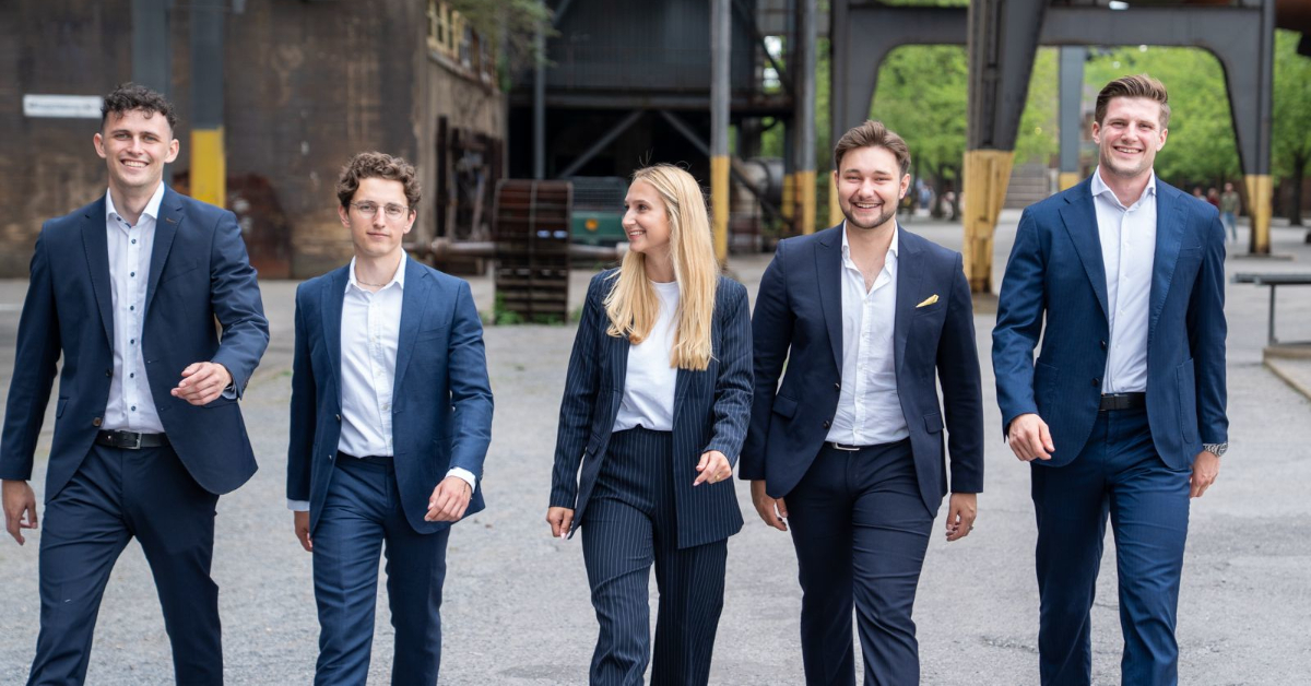 Das studentische Team hinter dem Wittener Kongresses für Familienunternehmen: Johannes Geyer, Tom Czerwonka, Laura Riegel, Henry Nolden-Temke, Laurin Drescher / Foto: Jerome Kwamo-Kamdem