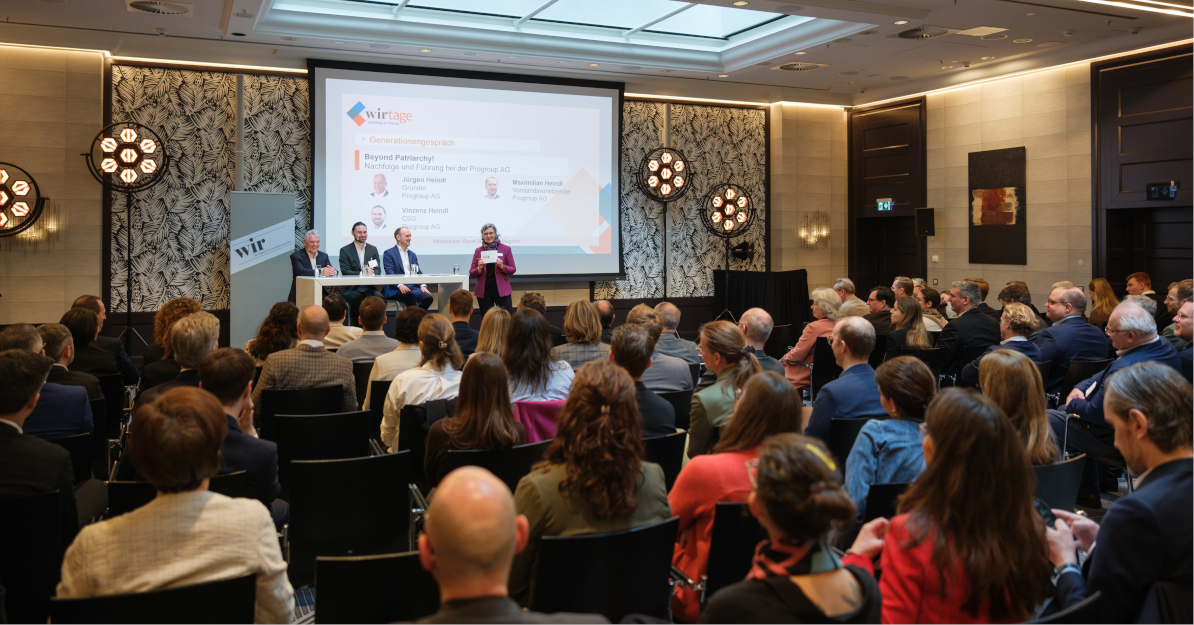 Moderatorin Sarah Bautz zusammen mit Familie Heindl auf den wir-Tagen „Nachfolge & Führung“. / Foto: Dirk Beichert BusinessPhoto